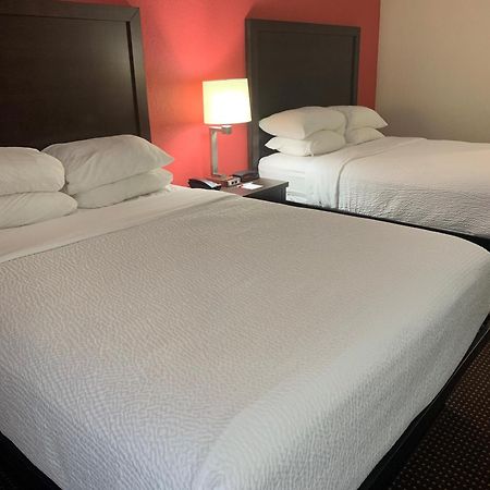 Ramada By Wyndham Hancock Waterfront Екстер'єр фото