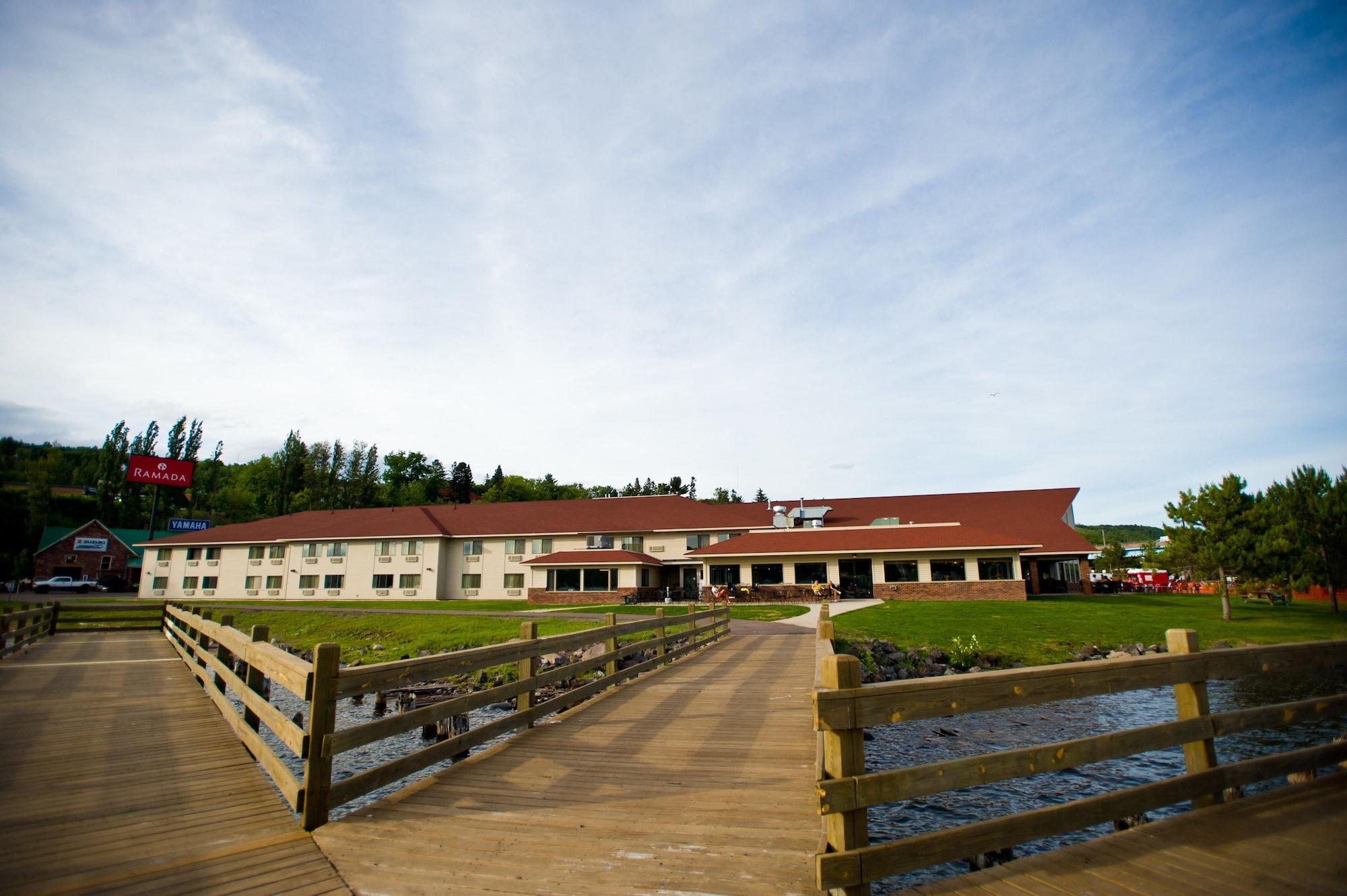 Ramada By Wyndham Hancock Waterfront Екстер'єр фото