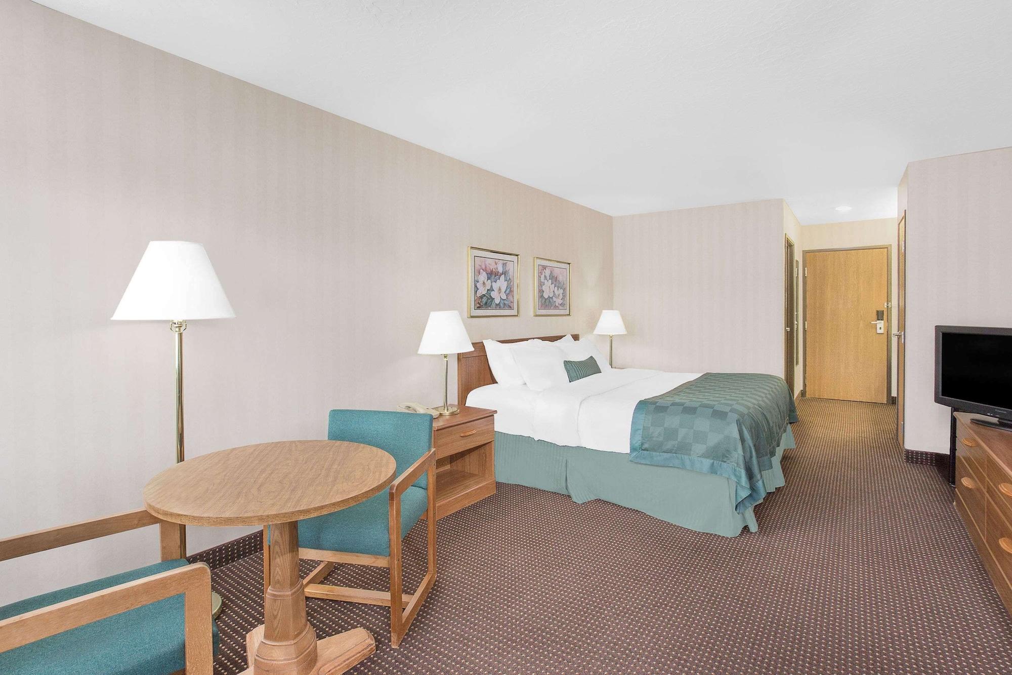 Ramada By Wyndham Hancock Waterfront Екстер'єр фото