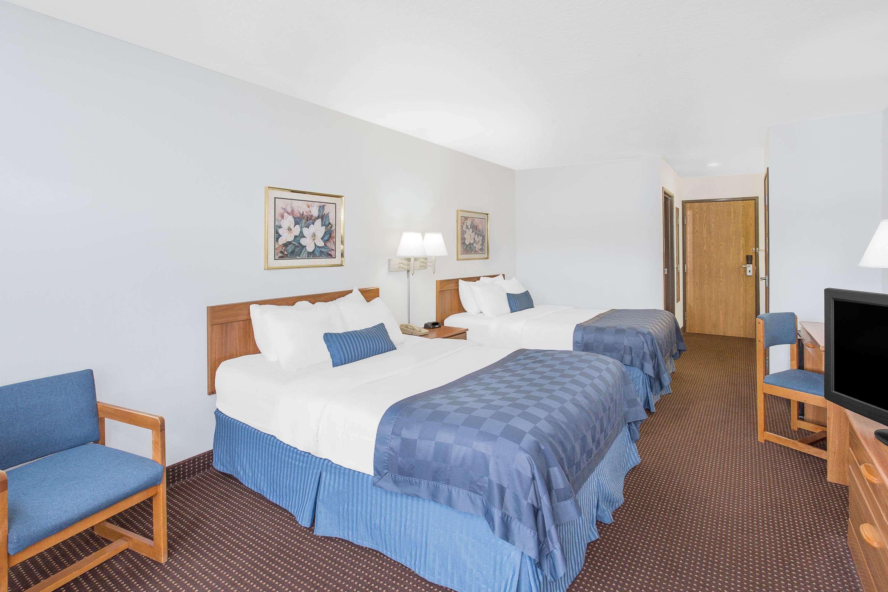 Ramada By Wyndham Hancock Waterfront Екстер'єр фото