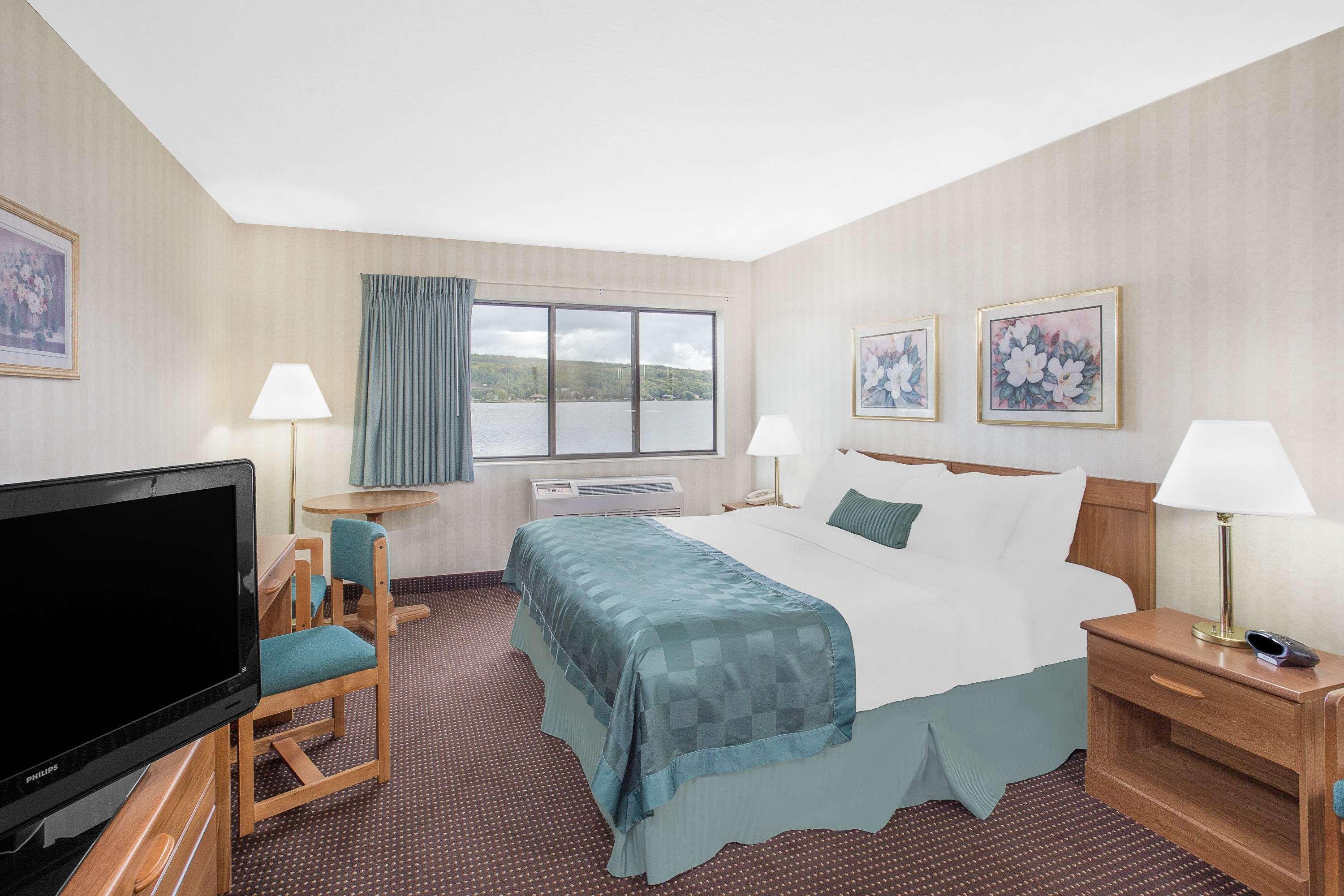 Ramada By Wyndham Hancock Waterfront Екстер'єр фото