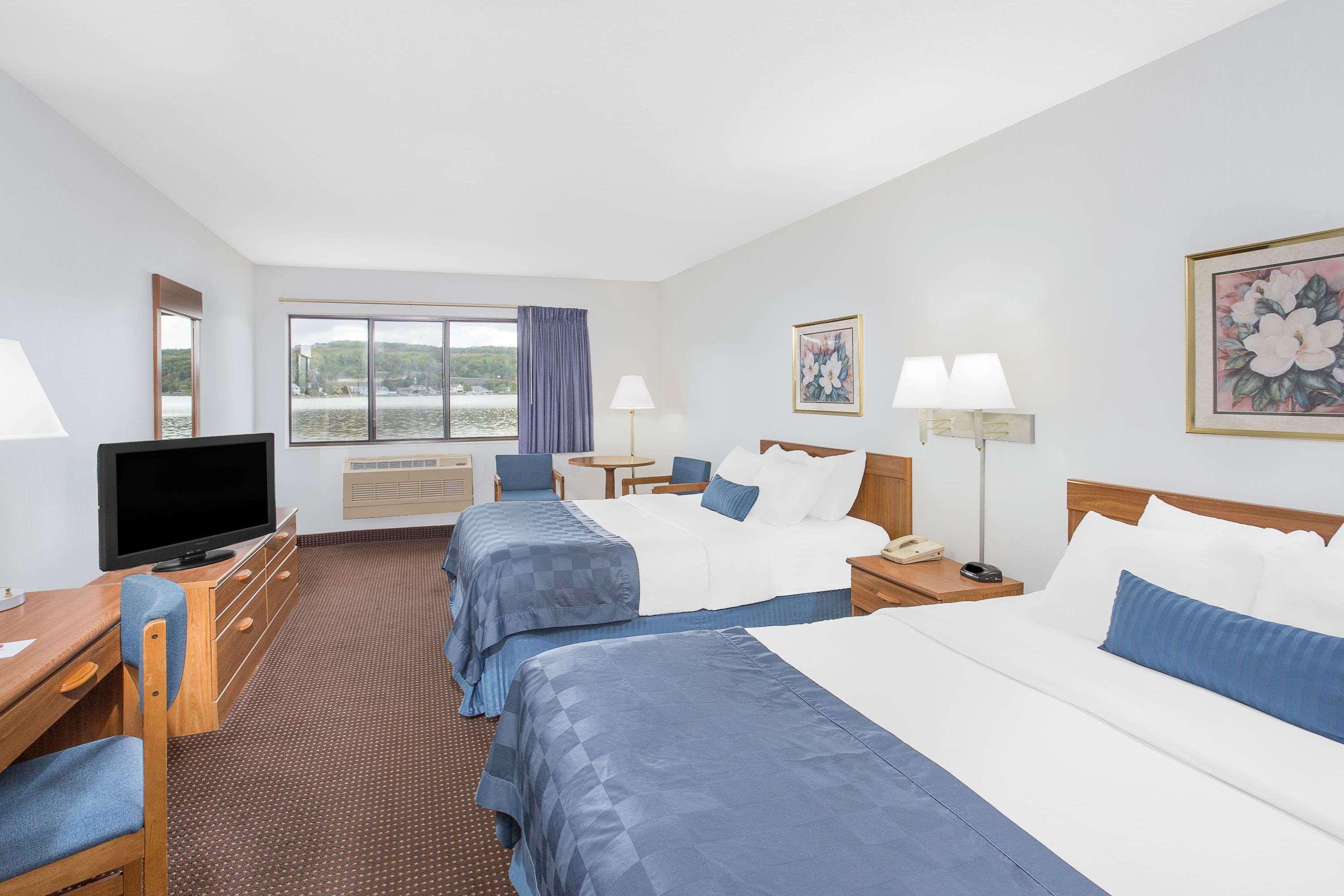 Ramada By Wyndham Hancock Waterfront Екстер'єр фото