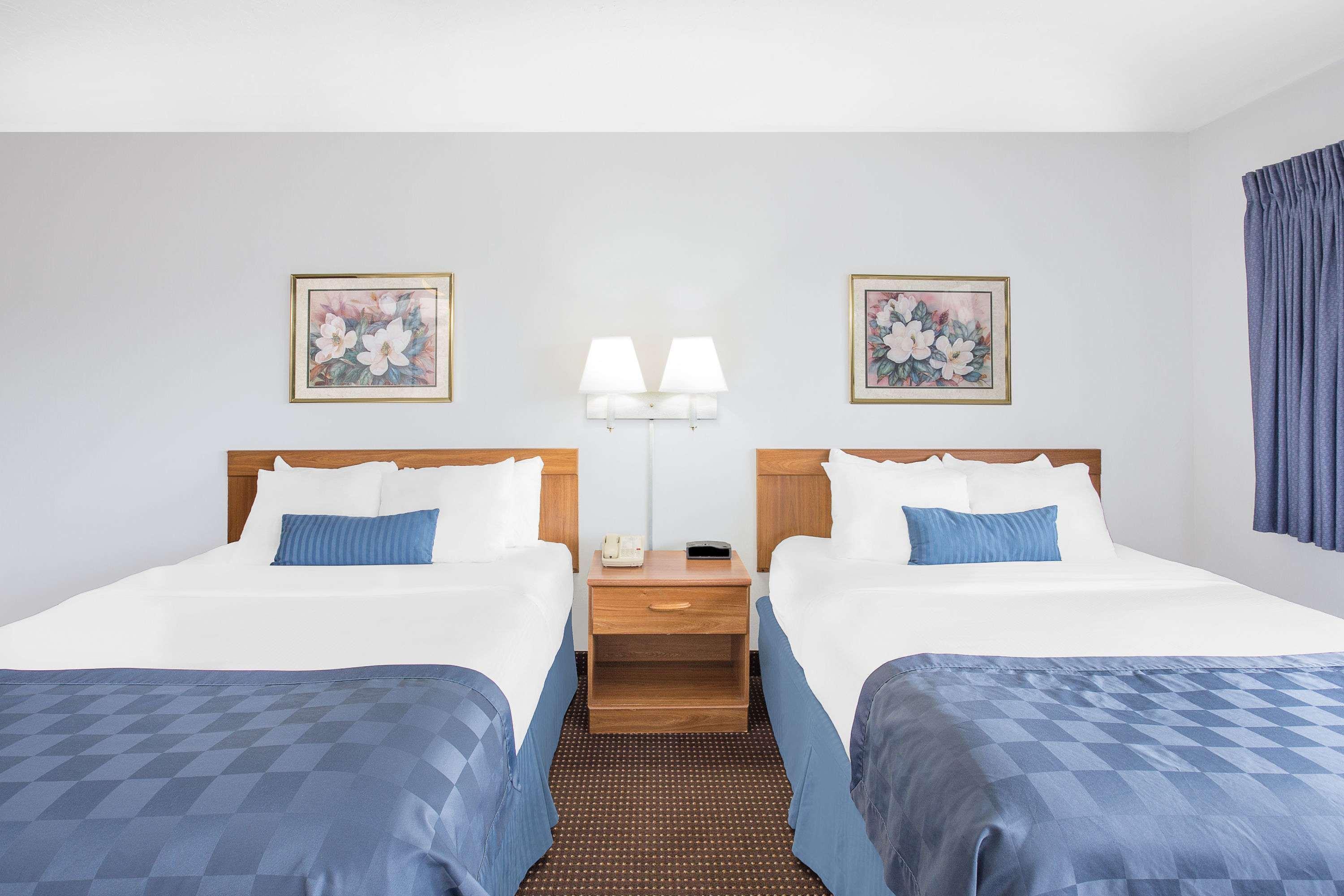 Ramada By Wyndham Hancock Waterfront Екстер'єр фото
