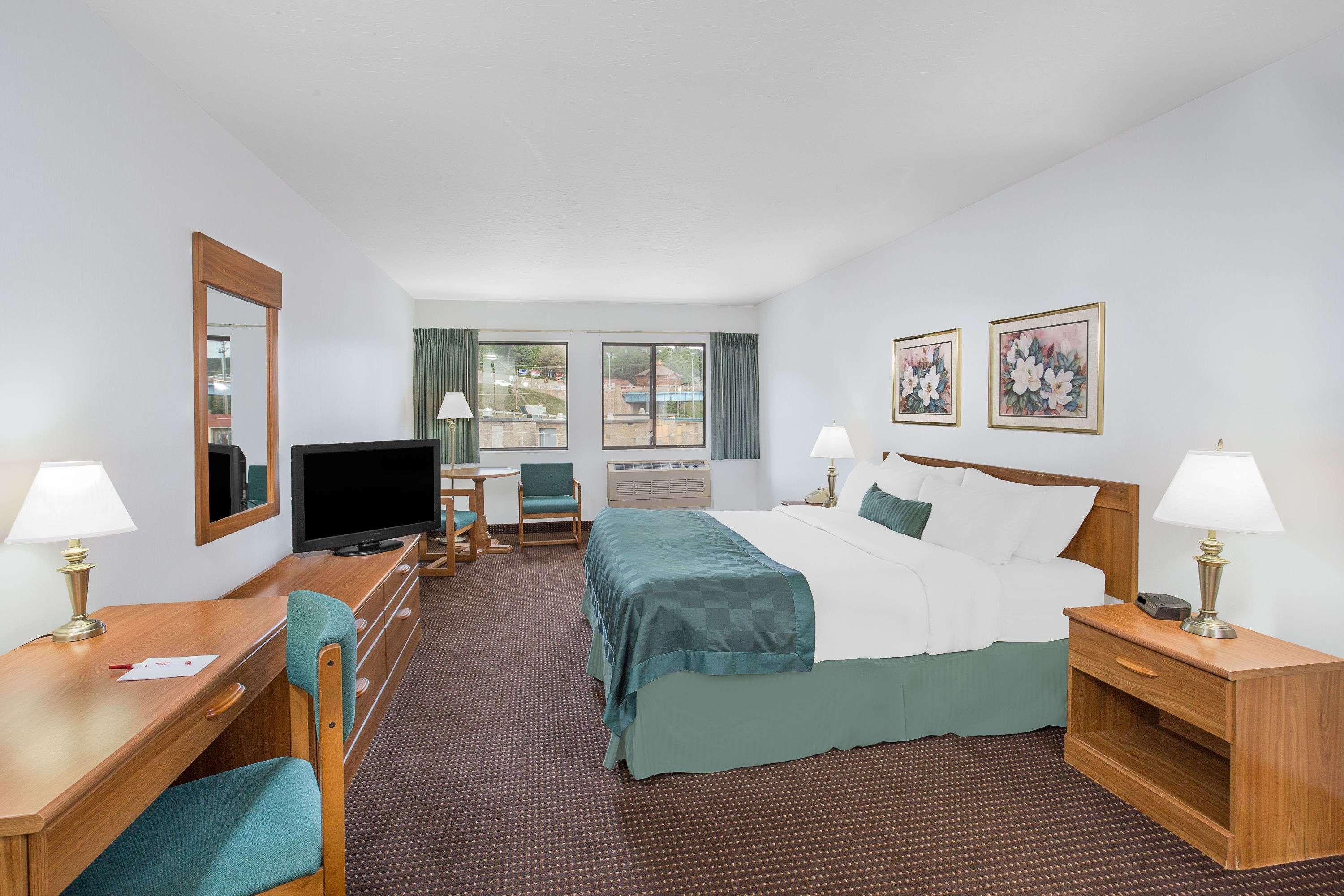 Ramada By Wyndham Hancock Waterfront Екстер'єр фото