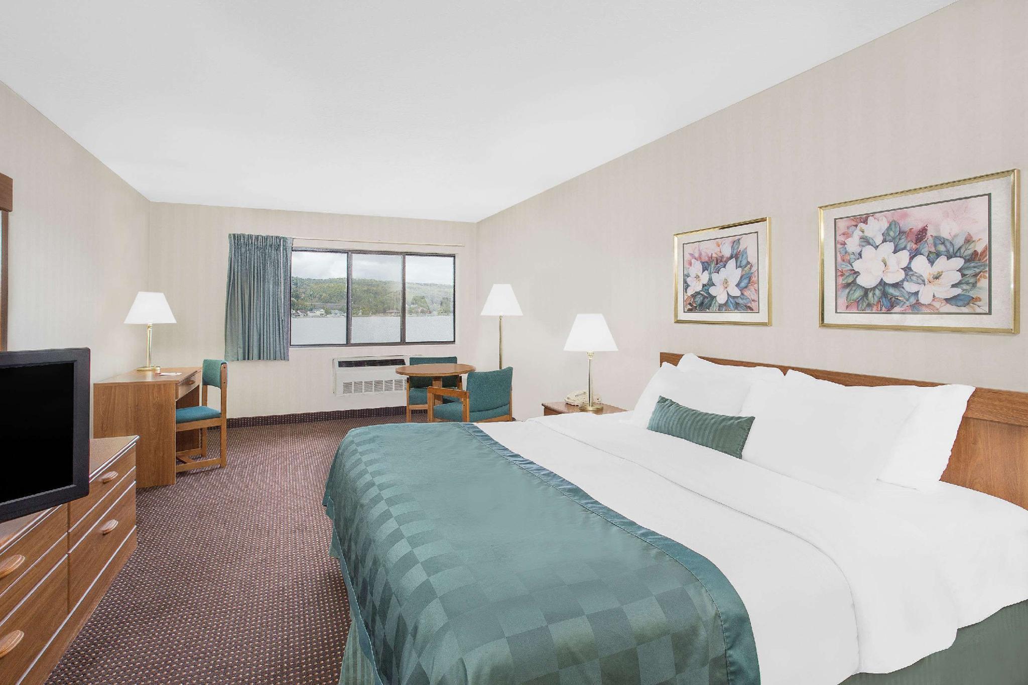 Ramada By Wyndham Hancock Waterfront Екстер'єр фото