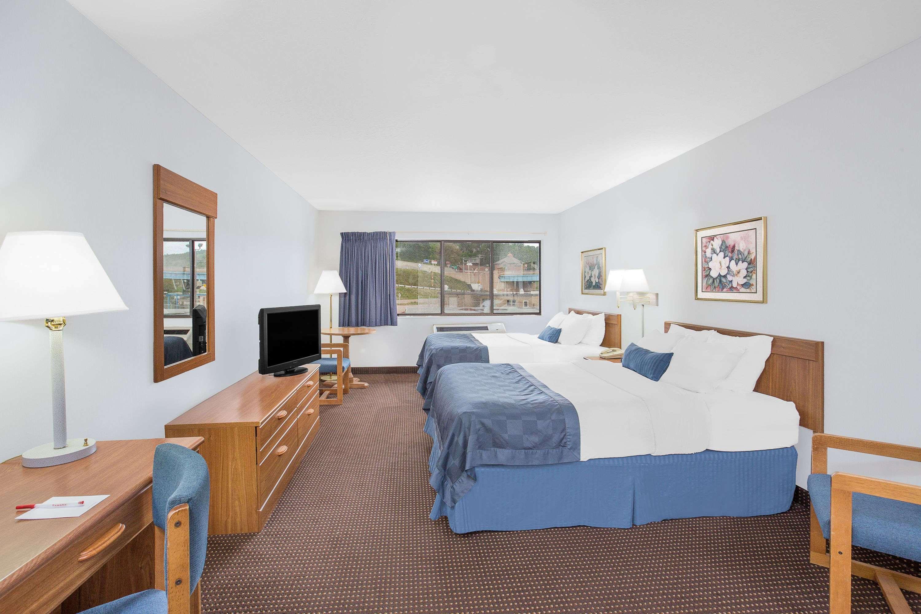 Ramada By Wyndham Hancock Waterfront Екстер'єр фото