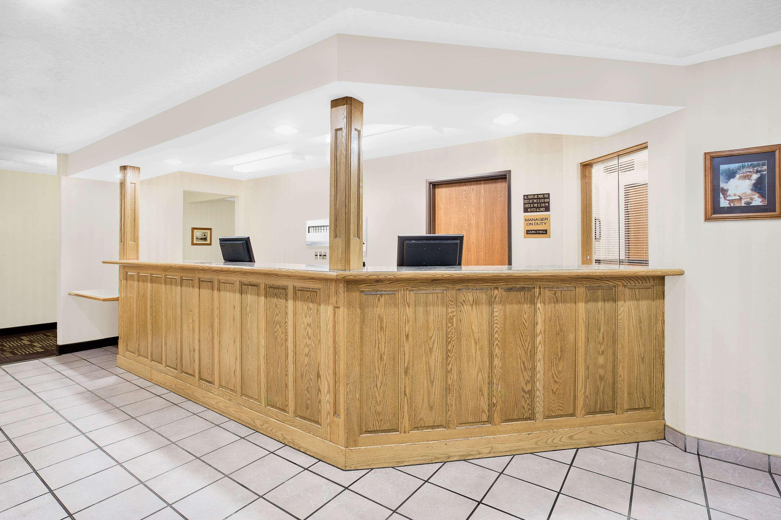 Ramada By Wyndham Hancock Waterfront Екстер'єр фото