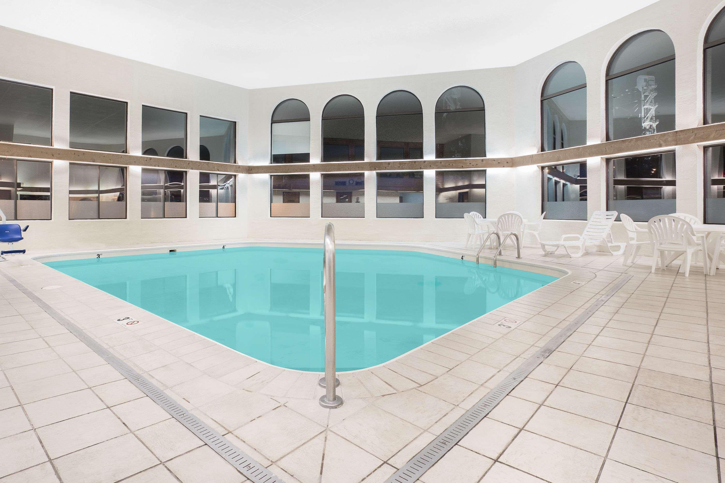 Ramada By Wyndham Hancock Waterfront Екстер'єр фото