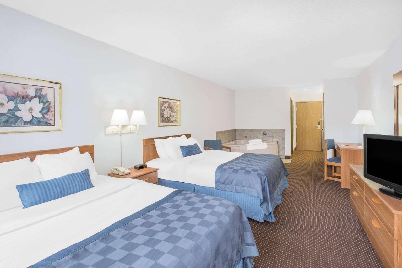 Ramada By Wyndham Hancock Waterfront Екстер'єр фото