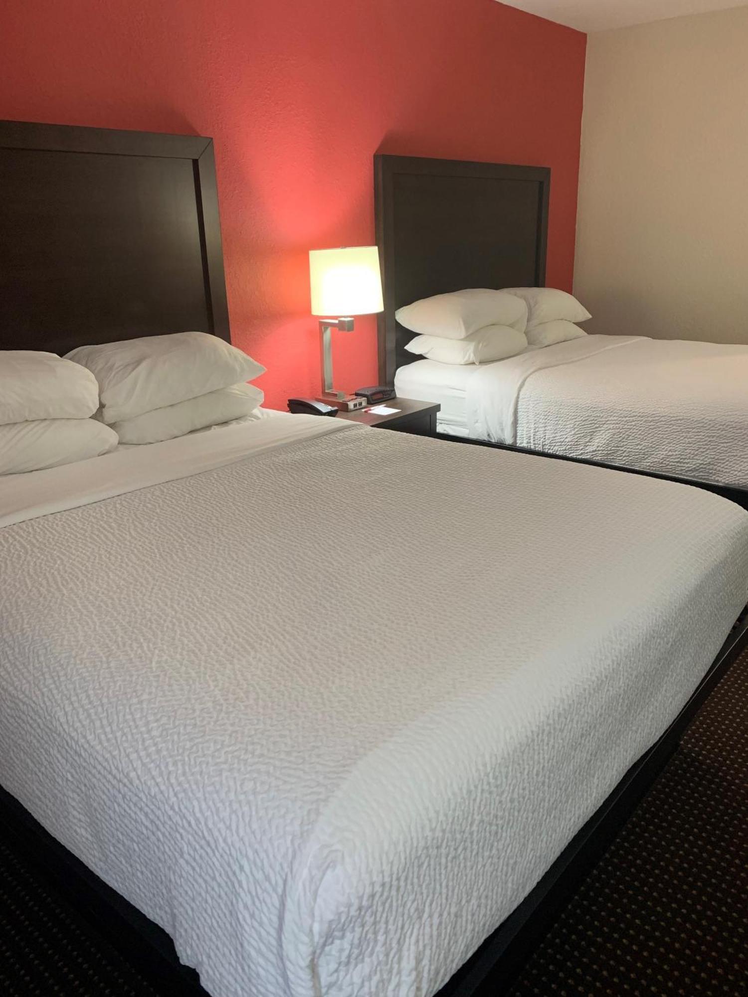 Ramada By Wyndham Hancock Waterfront Екстер'єр фото