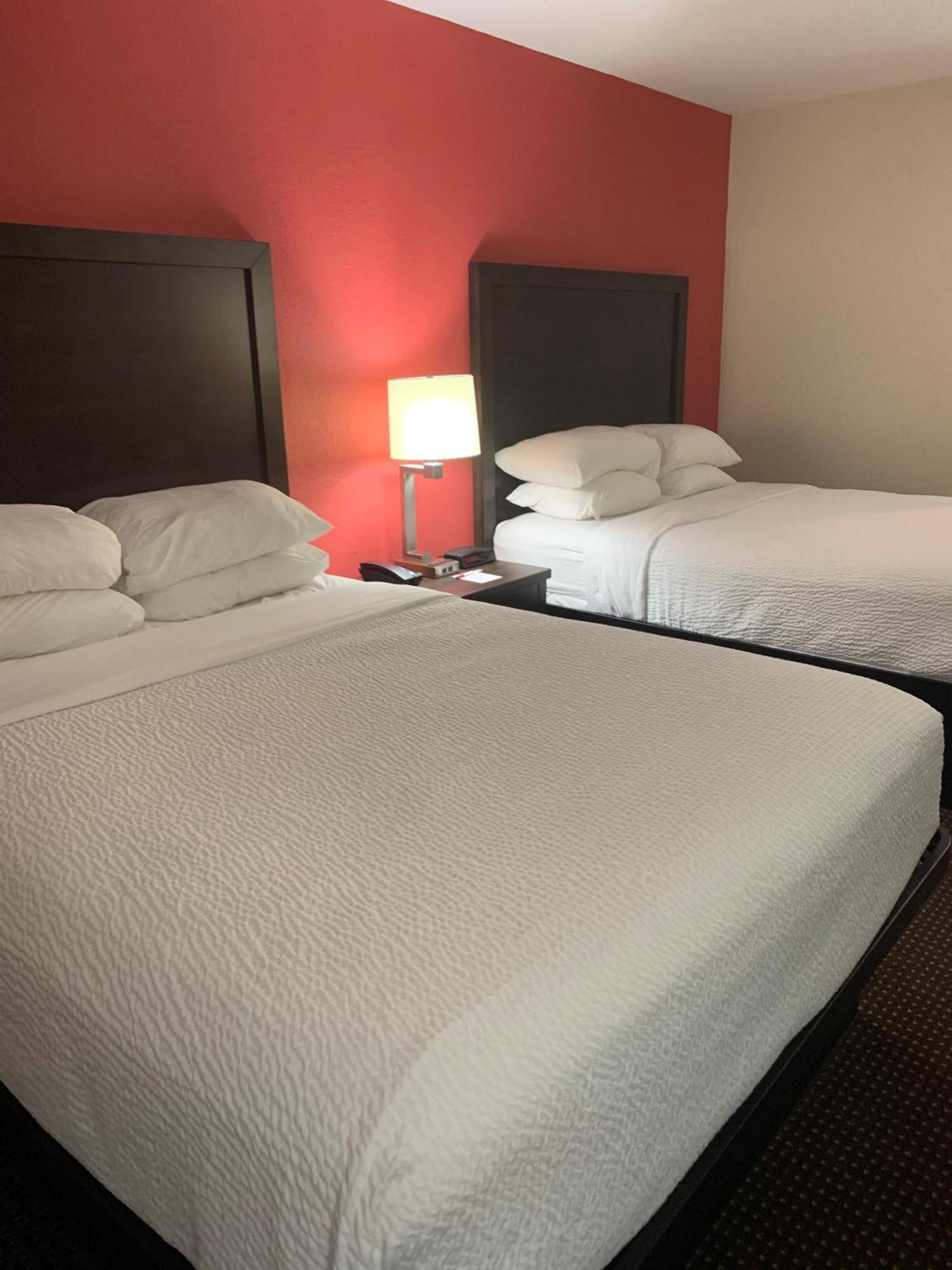Ramada By Wyndham Hancock Waterfront Екстер'єр фото