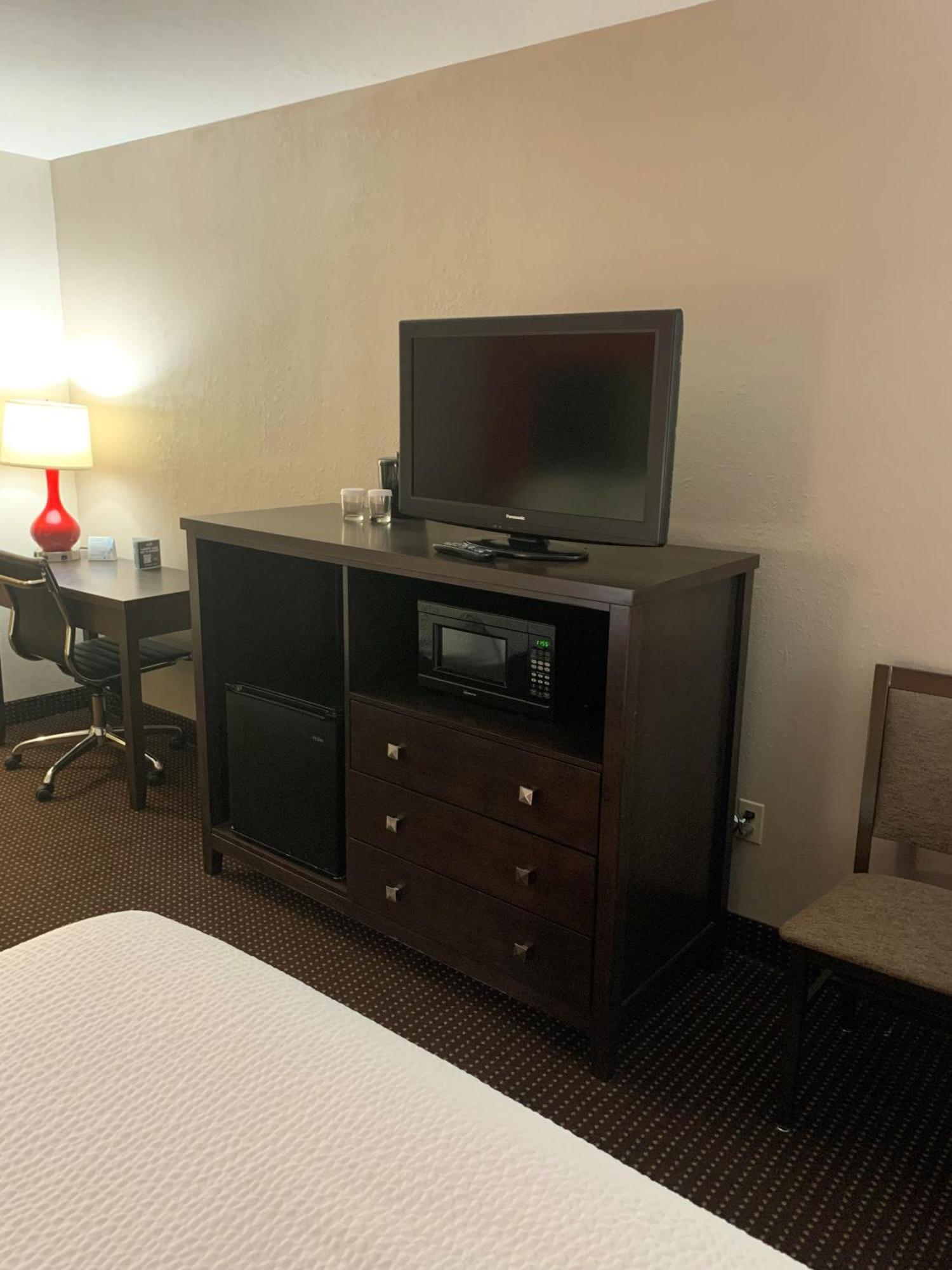 Ramada By Wyndham Hancock Waterfront Екстер'єр фото