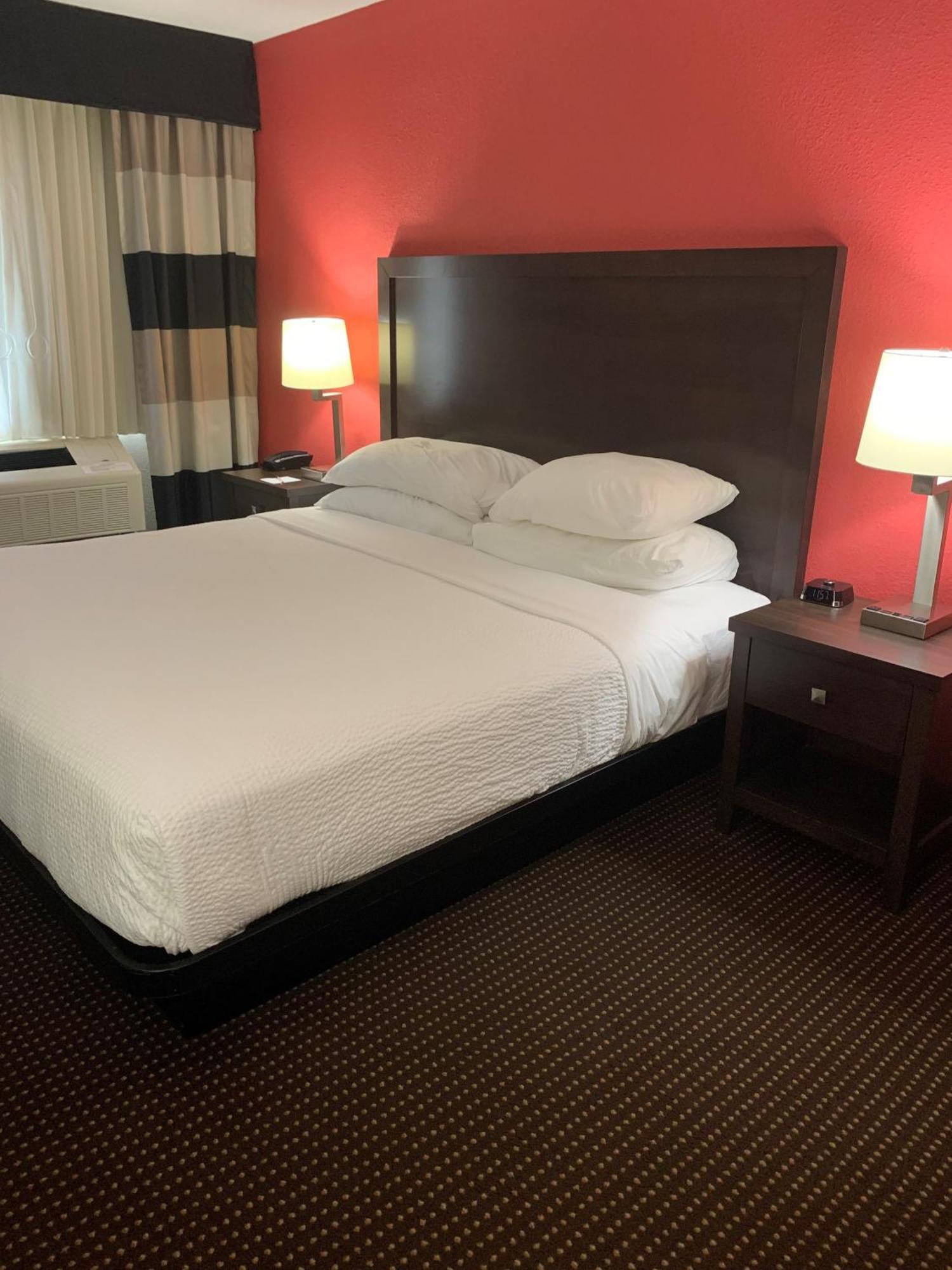 Ramada By Wyndham Hancock Waterfront Екстер'єр фото