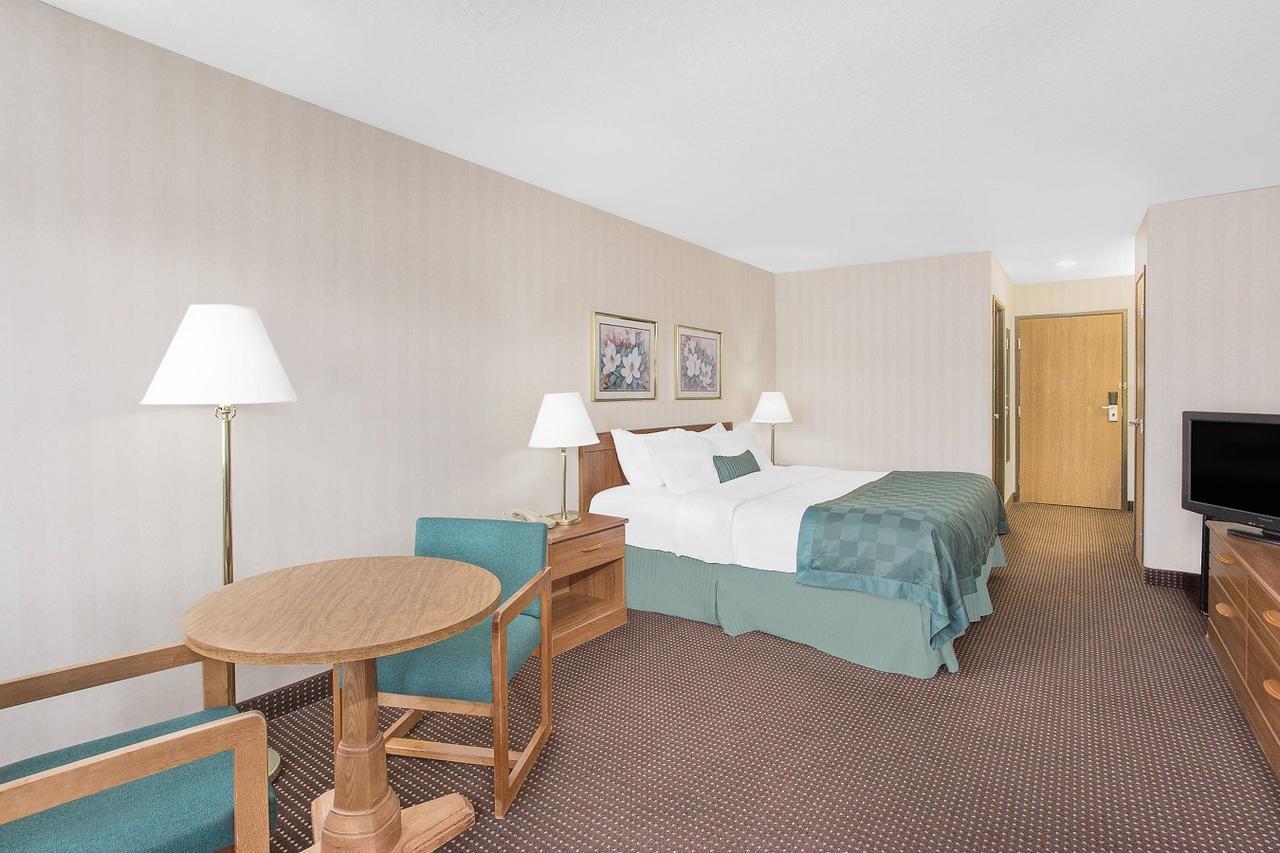 Ramada By Wyndham Hancock Waterfront Екстер'єр фото