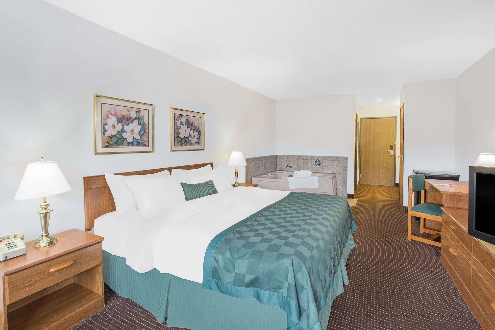 Ramada By Wyndham Hancock Waterfront Екстер'єр фото