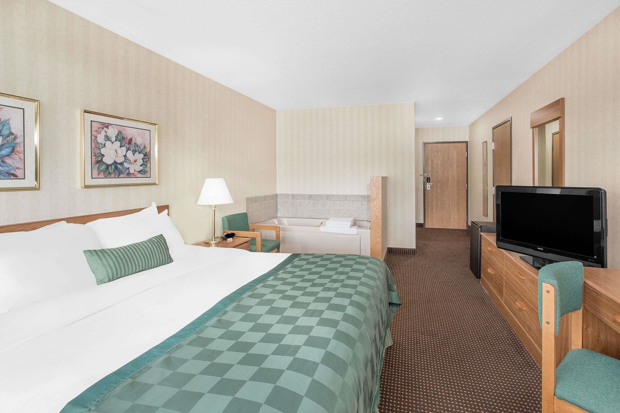 Ramada By Wyndham Hancock Waterfront Екстер'єр фото